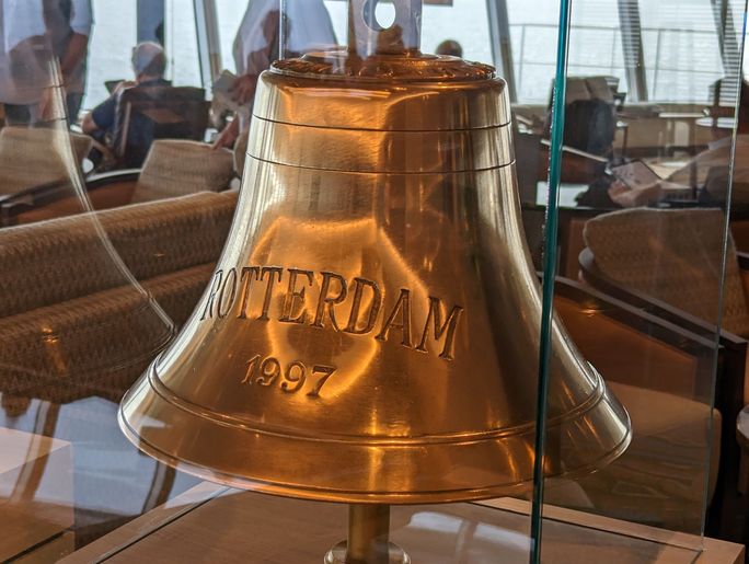 Overhandiging van een ceremoniële bel aan de burgemeester van Rotterdam 