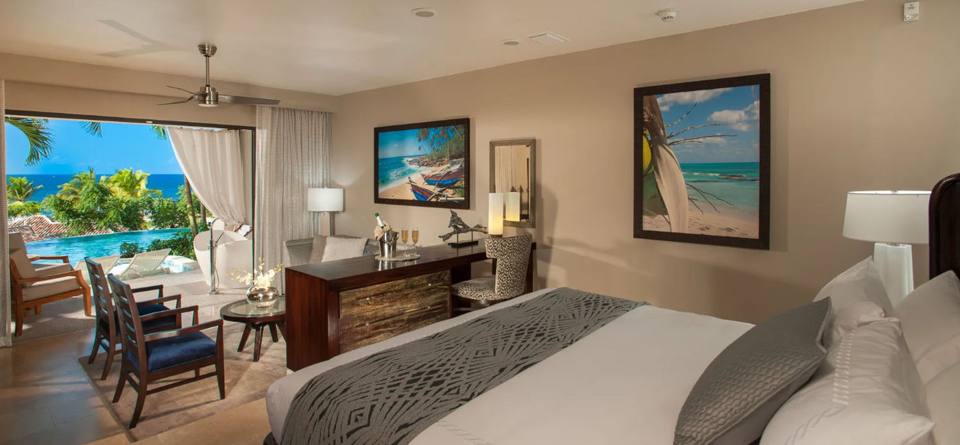 Image: Italian Swim up Bi-level 1 Br. Butler Suite w/ Patio Tranquility Soaking Tub (Courtesy of Sandals Resorts)