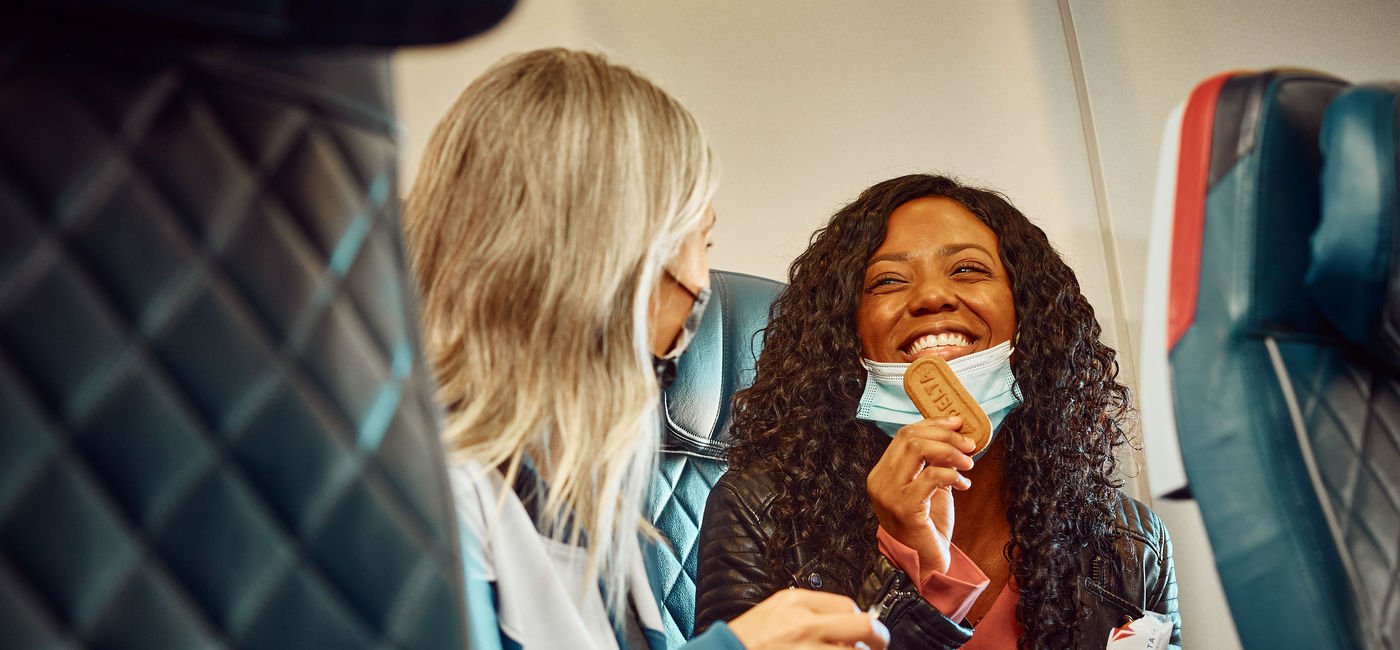 Image: Delta food and beverage service. (photo via Delta Air Lines Media)
