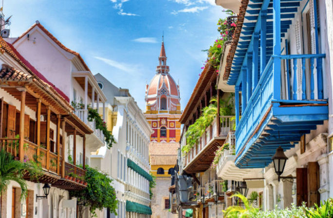 Cartagena de Indias, Kolumbien, ist aufgrund seines großen kulturellen und architektonischen Reichtums eine Stadt mit historischem Erbe.  (Foto über Charly Boillot/iStock/Getty Images Plus).