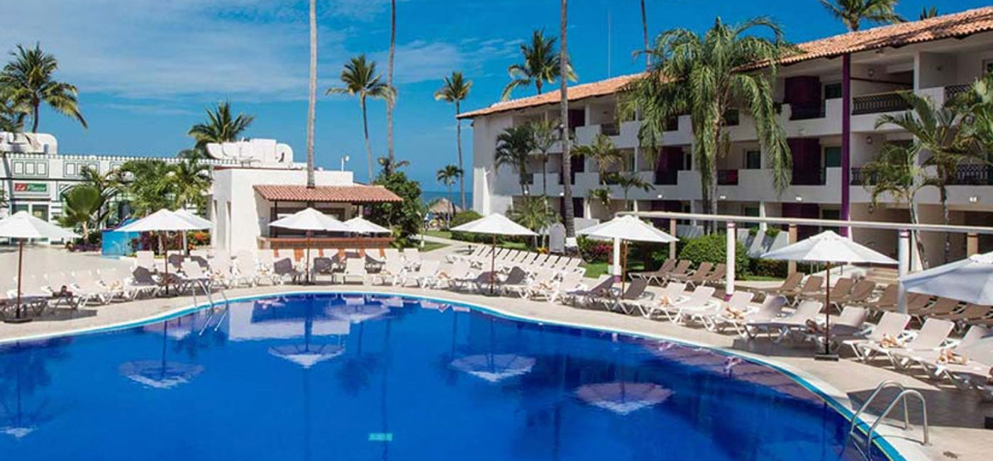 Image: Crown Paradise Club Puerto Vallarta (photo courtesy Funjet Vacations)