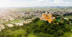 Desde lo alto del Santuario de la Virgen de los Remedios, el visitante domina la ciudad sagrada de Cholula. (Photo via:  iStock / Getty Images Plus /  Orbon Alija).