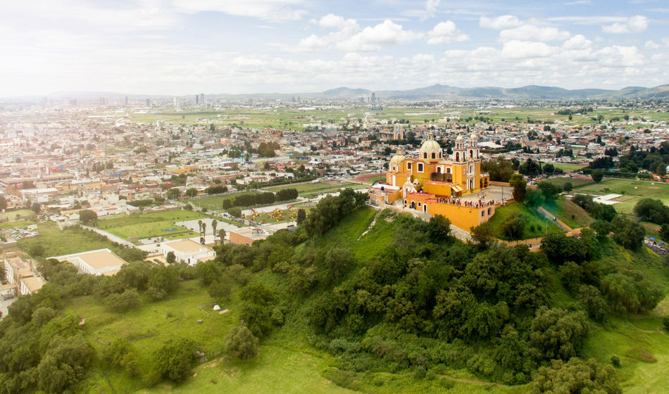 Desde lo alto del Santuario de la Virgen de los Remedios, el visitante domina la ciudad sagrada de Cholula. (Photo via:  iStock / Getty Images Plus /  Orbon Alija).