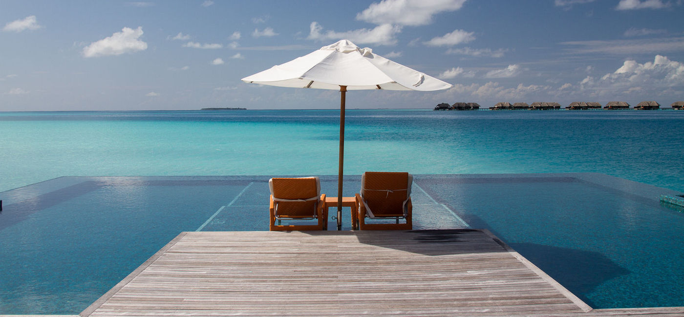 Image: PHOTO: Luxurious infinity pools don't have to break the bank. (Photo via Flickr/Kemal Kestelli)