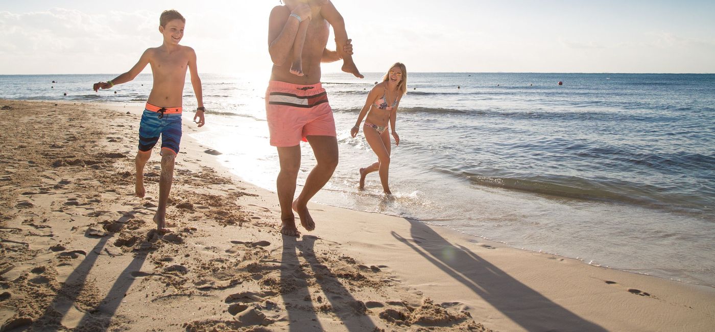 Image: PHOTO: Family fun on the beach at Sandos Caracol. (photo via Sandos Hotels & Resorts)