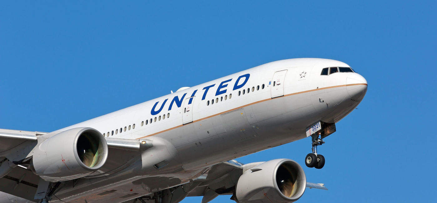 Image: United Airlines flight arriving at airport. (photo via gk-6mt/iStock Editorial/Getty Images Plus)