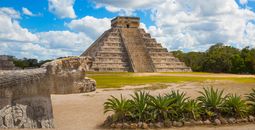 Mexico, Chichen Itzá, Yucatán. Mayan pyramid of Kukulcan El Castillo