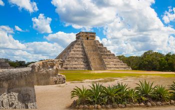 Mexico, Chichen Itzá, Yucatán. Mayan pyramid of Kukulcan El Castillo