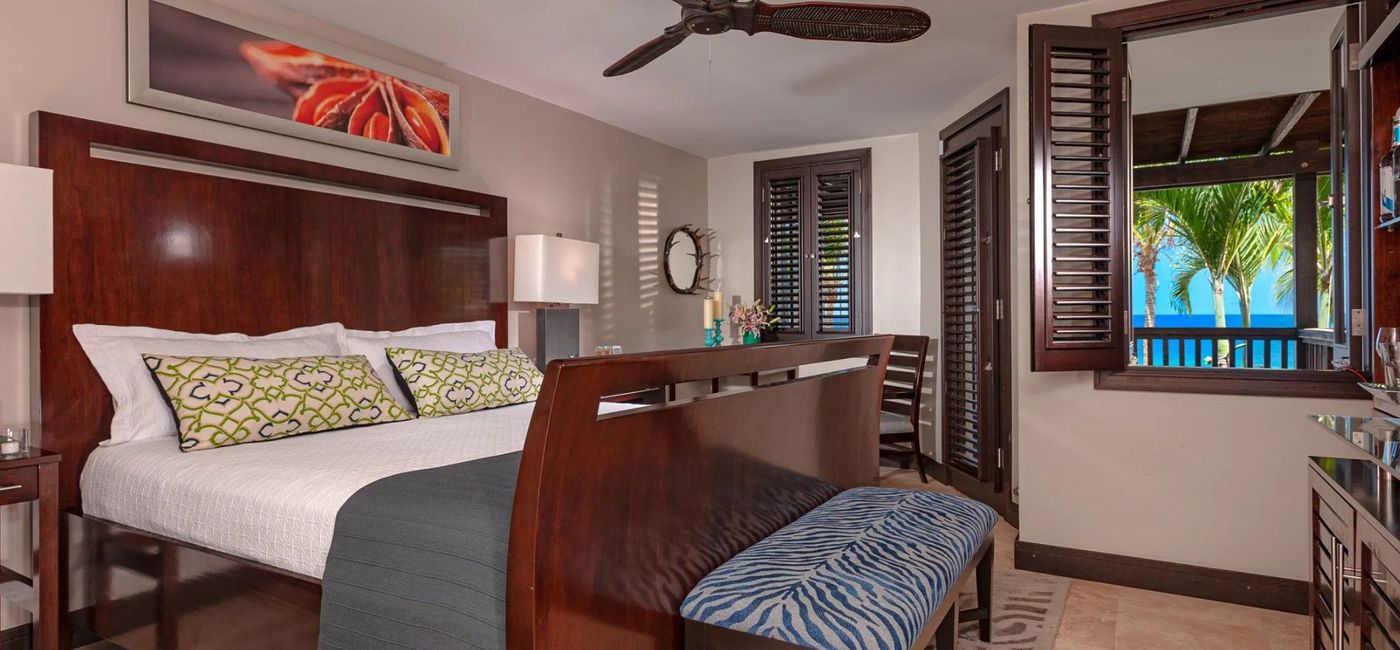 Image: Pink Gin Beachfront Walkout Club Level Room with Patio Tranquility Soaking Tub (Courtesy of Sandals Resorts)