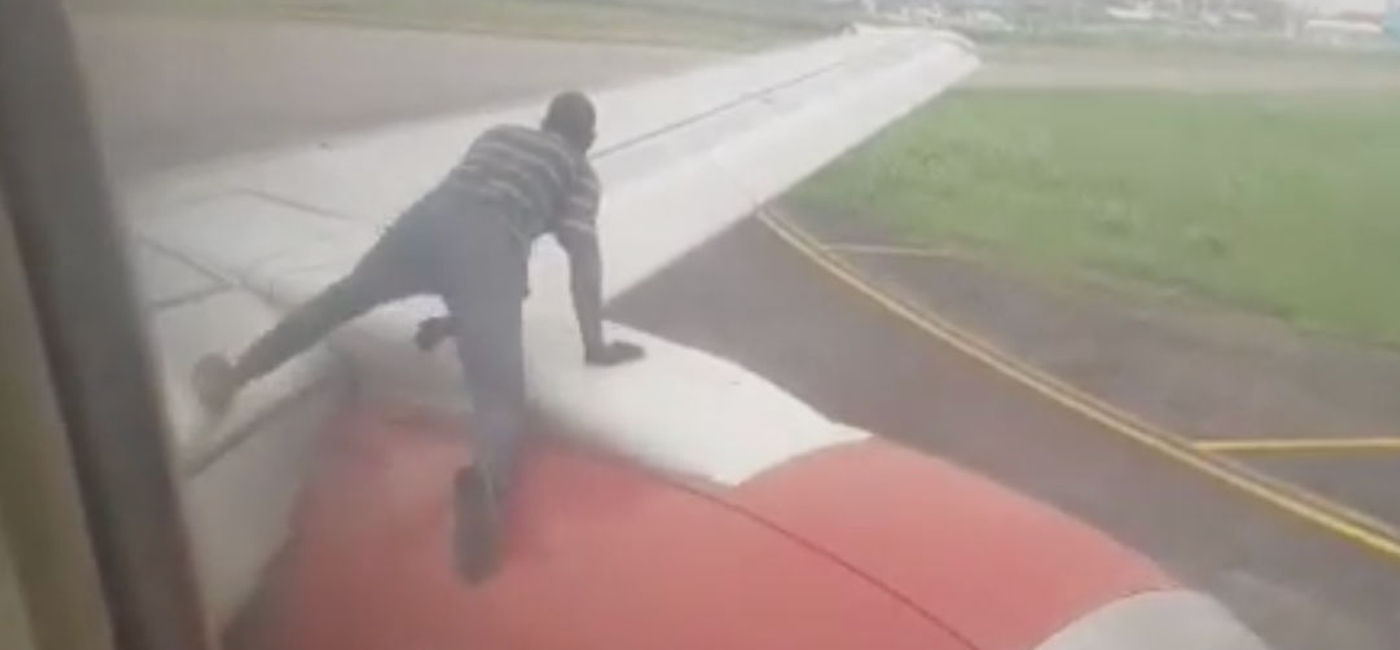 Image: A man jumped on the wing of a plane before takeoff (Photo via Otto Orondaam, @ otto_orondaam Instagram) (Otto Orondaam)