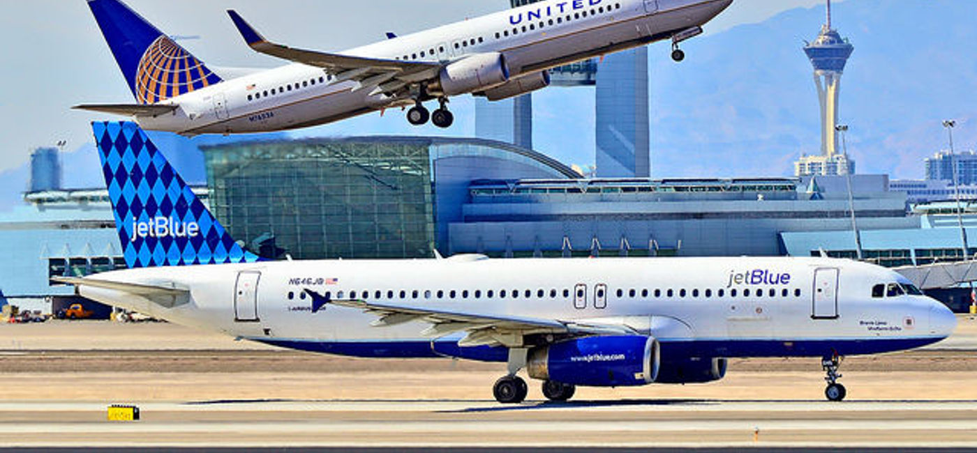 Image: PHOTO: Despite awful headlines, people adore the airline industry. (photo via Flickr/Tomas Del Coro)