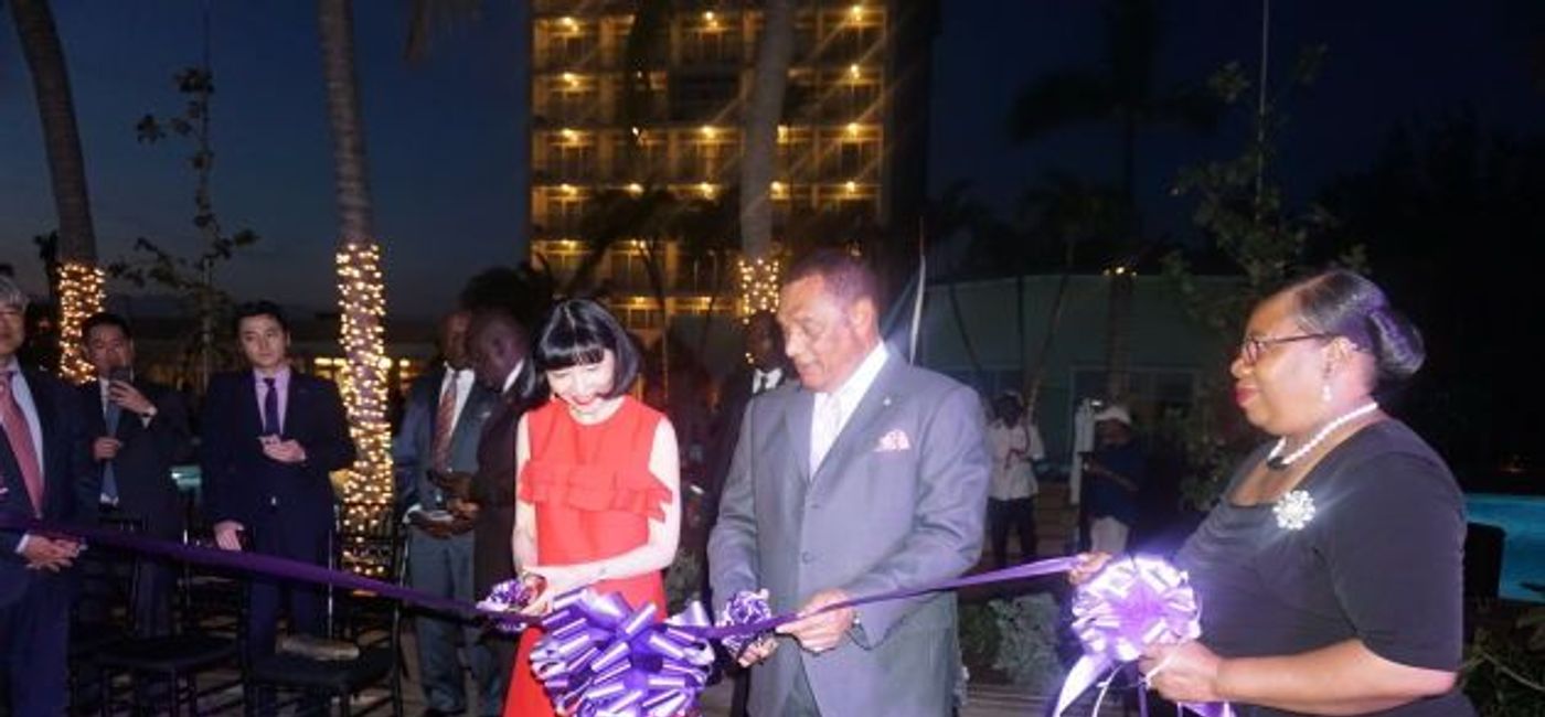 Image: PHOTO: Ann Chiu, wife of Warwick Hotels president Richard Chiu, and Perry Christie, the Bahamas prime minister, cut the ribbon to open the Warwick Paradise Island – Bahamas resort. (Photo by Brian Major).