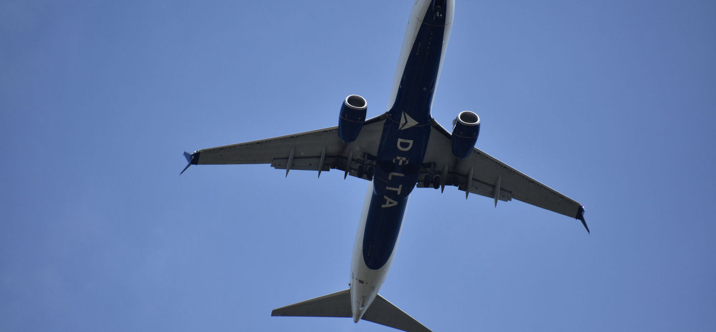 Image: Delta Air Lines plane. (photo via Jennifer May / iStock / Getty Images Plus)