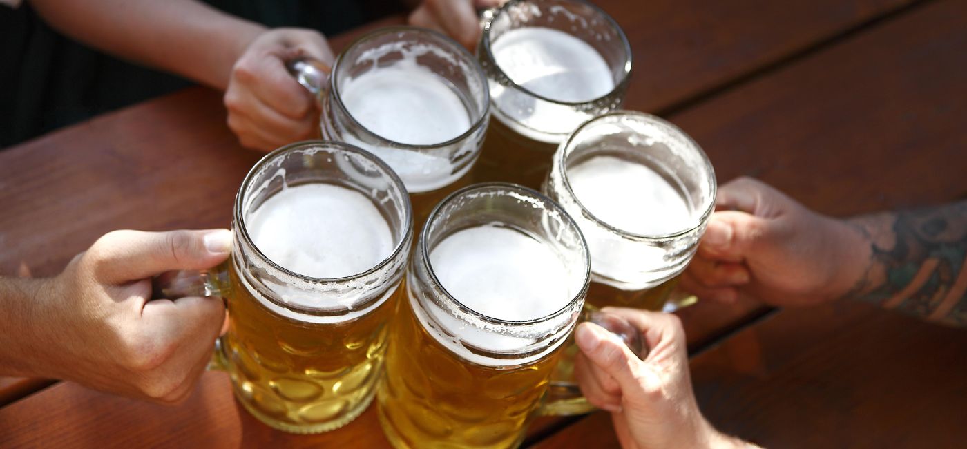 Image: FOTO: Bebedores chocan sus tarros de cerveza en un Bavaria. (Foto de BirgitKorber/iStock/Getty Images Plus)