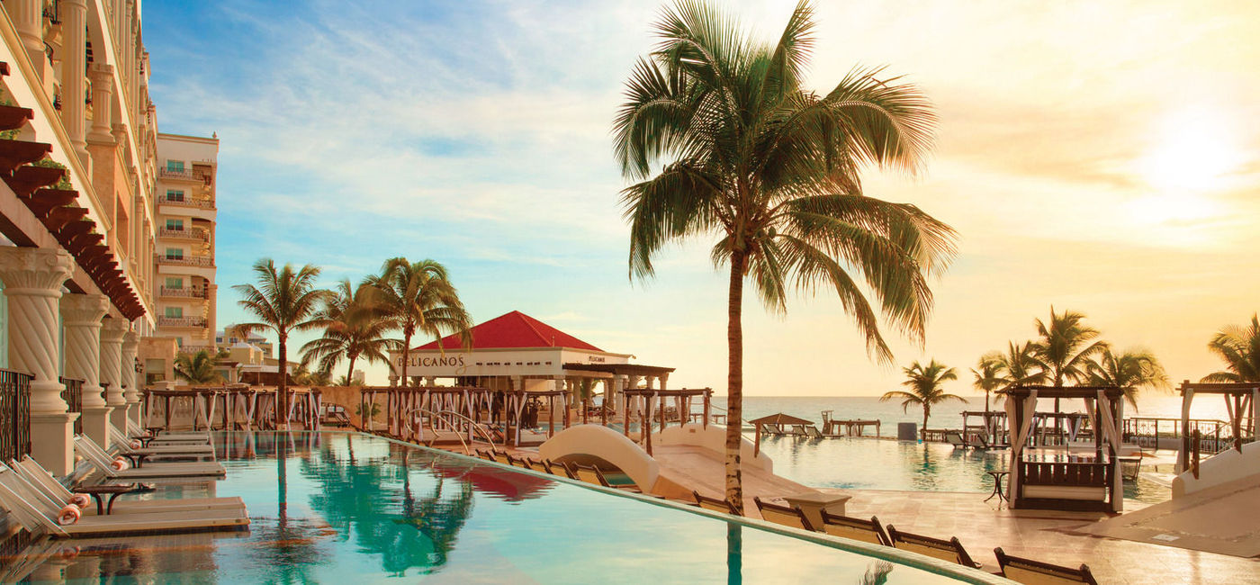 Image: Hyatt Zilara Cancun Swim-up Suites Sunset. (photo via Playa Hotels & Resorts)