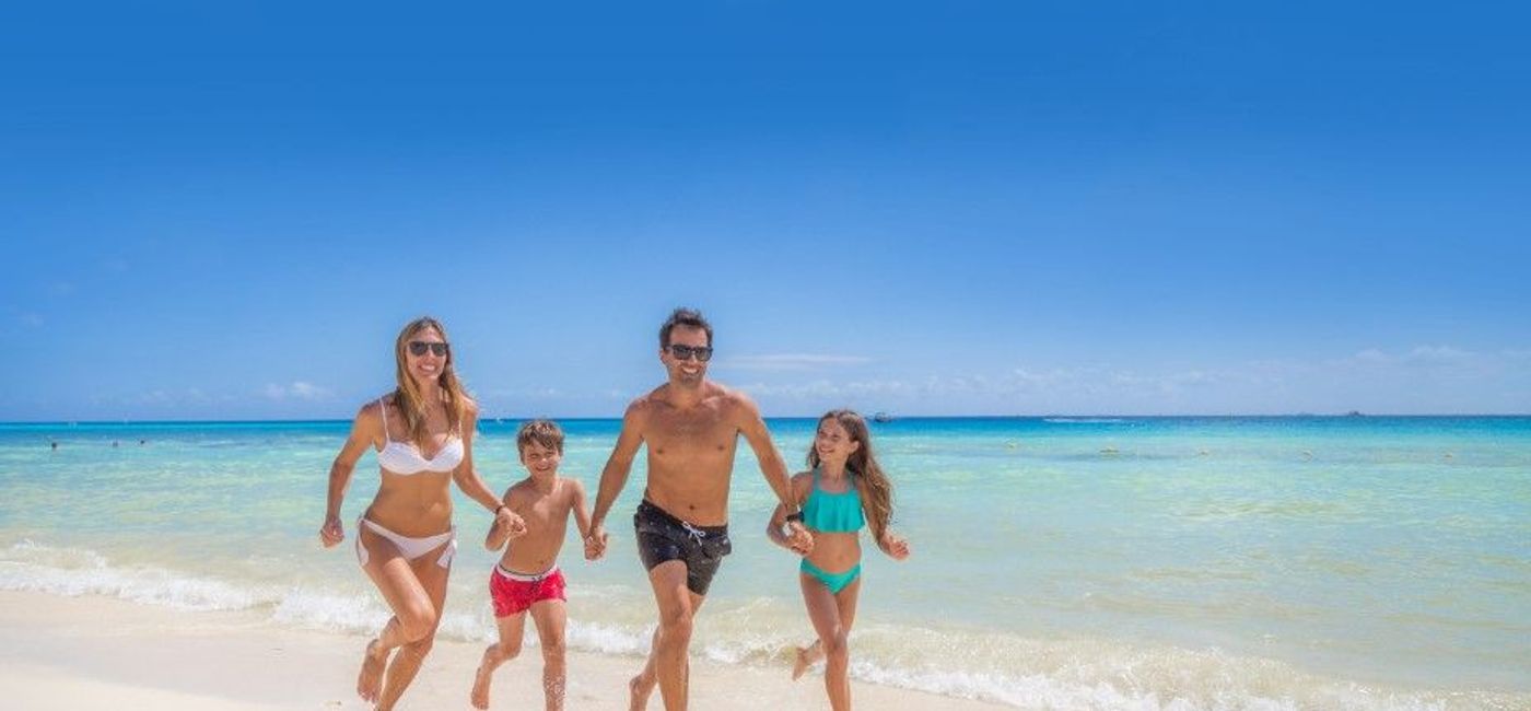 Image: Family at Sandos Playacar (Courtesy of Sandos Hotels & Resorts)