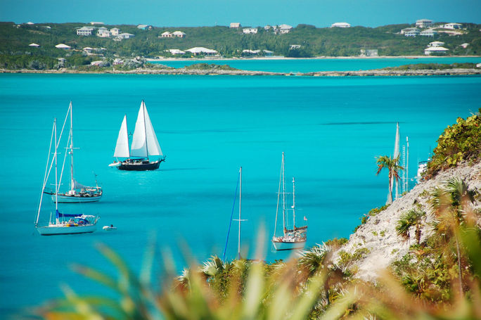 Segelboote passieren Stocking Island, Exuma, Bahamas.