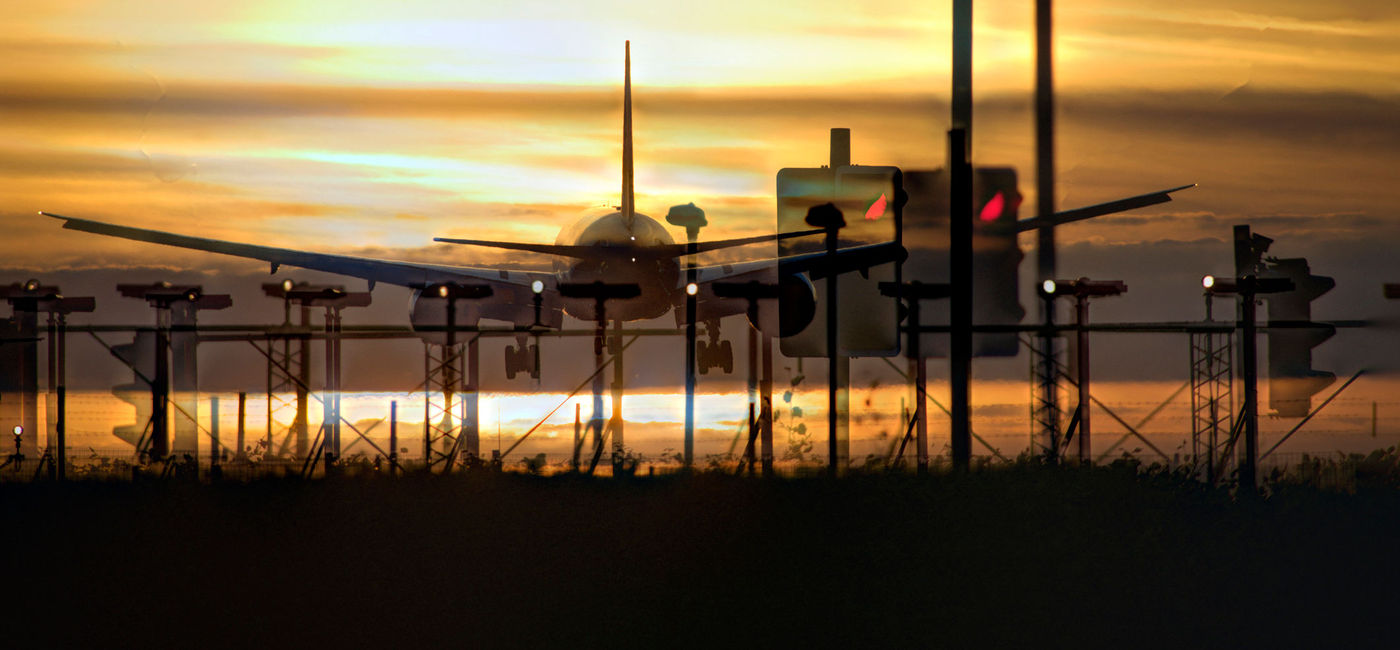 Image: Airplane approaching the landing strip. (Source: iStock/E+/stockcam)