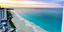 A sunset in front of Riu Palace Paradise Island