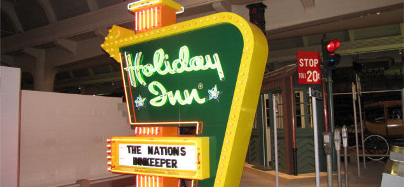 Image: PHOTO: A miniaturized replica of the classic Holiday Inn roadside sign, on display at the Henry Ford Museum in Detroit. (photo by Monica Poling)