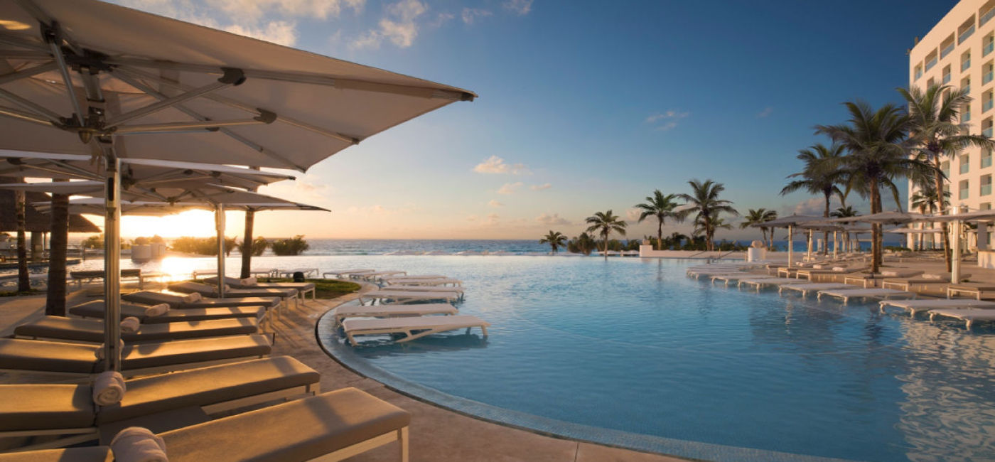 Photo: PHOTO: The infinity pool at Le Blanc Spa Resort Cancun (photo via Le Blanc Spa Resorts)