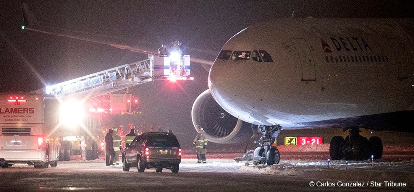 Image: Minnesota Vikings Stranded on Runway in Wisconsin (Carlos Gonzalez-Star Tribune)