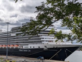 Nieuw Statendam at port