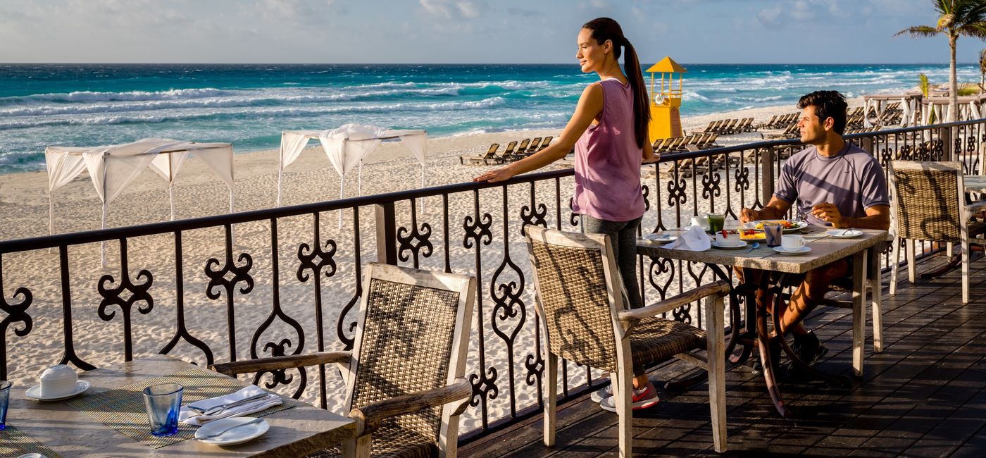 Image: A couple enjoying a meal at Hyatt Zilara Cancun. (photo via Playa Hotels & Resorts)
