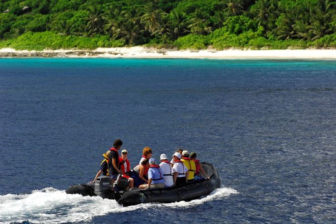 Gäste im Schlauchboot zum Naturschutzgebiet Vallee de Mai auf den Seychellen.