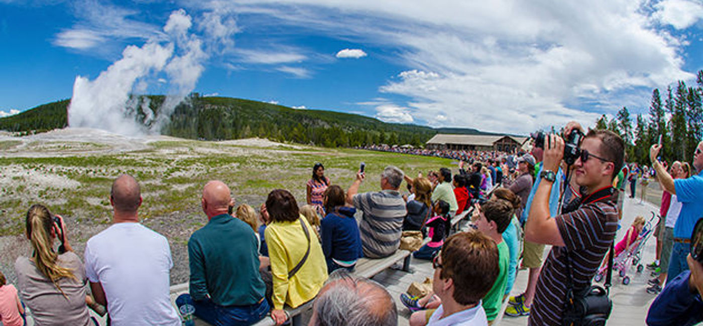 Image: PHOTO: Crowd at Yellowstone National Park. (photo via Flickr/adam.matsumoto)