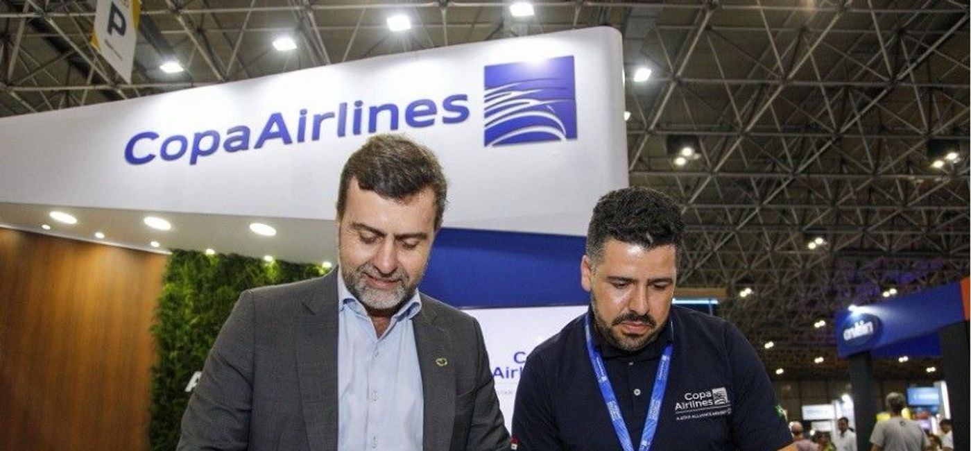 Image: Marcelo Freixo (l), Embratur’s president, signs the marketing agreement with Raphael de Lucca, country manager of Copa Airlines. (Courtesy of Embratur)