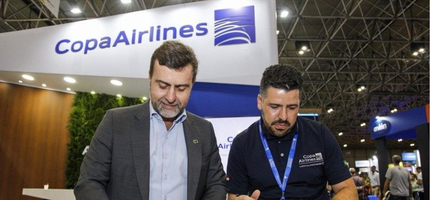 Image: Marcelo Freixo (l), Embratur’s president, signs the marketing agreement with Raphael de Lucca, country manager of Copa Airlines. (Courtesy of Embratur)