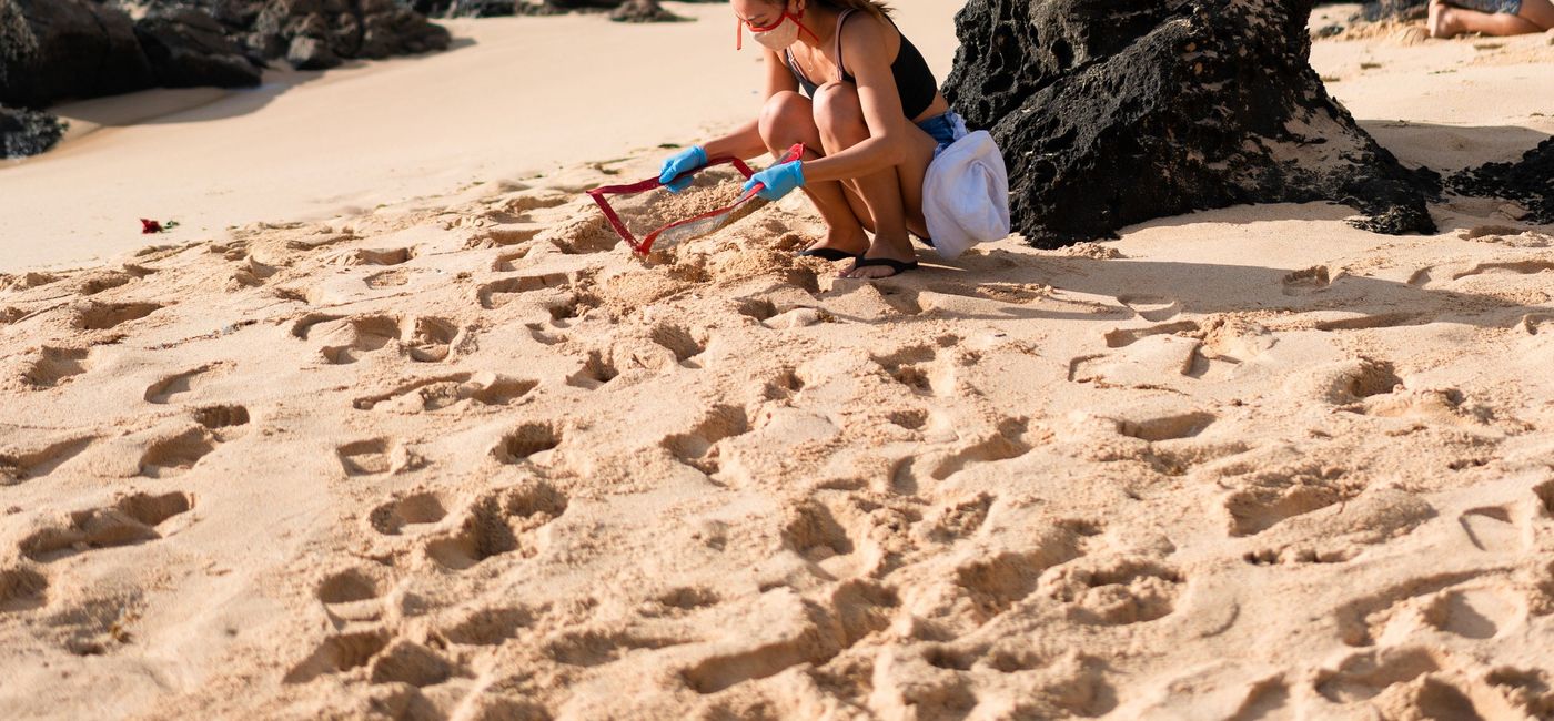 Image: Beach clean up in Hawaii. (photo via Conrad Morgan, Hawaii Tourism Authority)