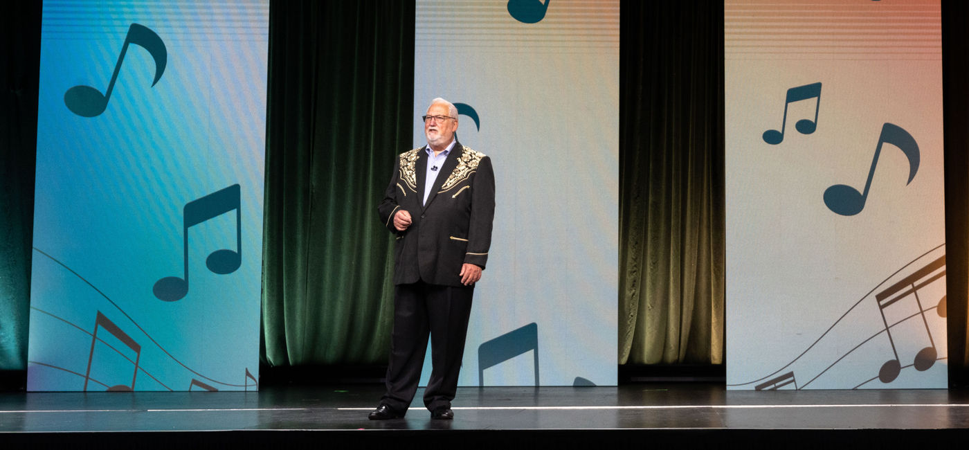 Image: Roger Block, president of Travel Leaders Network, welcomes attendees to the EDGE opening general session.  (Photo Credit: Travel Leaders Network)