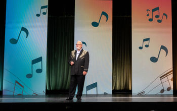 Roger Block, president of Travel Leaders Network, welcomes attendees to the EDGE opening general session. 