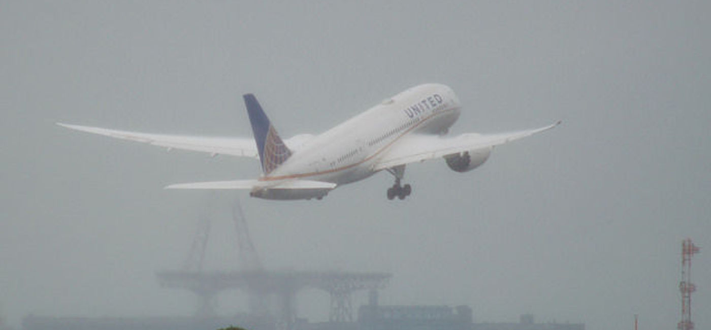 Image: PHOTO: United flight takes off in the rain. (photo via Flickr/Bill Abbott)