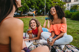 El lanzamiento de la Cumbre Mundial de Jóvenes sobre Turismo coincide con el Año Europeo de la Juventud. (Photo via urbazon / E+).