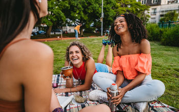 El lanzamiento de la Cumbre Mundial de J&#243;venes sobre Turismo coincide con el A&#241;o Europeo de la Juventud. (Photo via urbazon / E+).