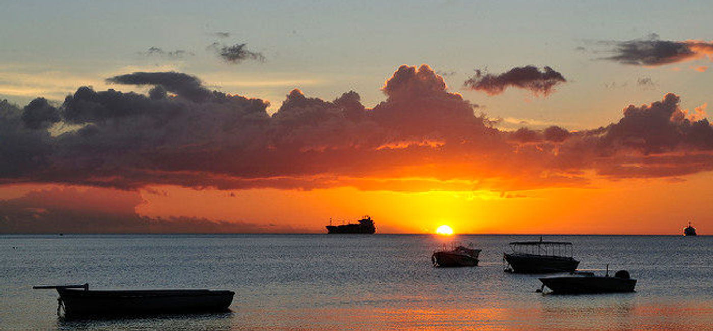 Image: PHOTO: Sunset on the Indian Ocean. (photo via Flickr/llee_wu)