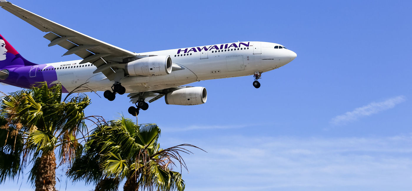 Image: Hawaiian Airlines plane landing. (photo via mixmotive/iStock Editorial/Getty Images Plus)