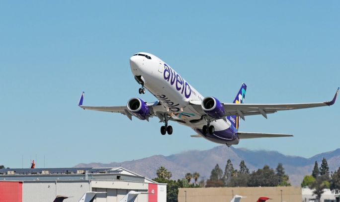 Avión de Avelo Airlines despega del aeropuerto de Hollywood Burbank