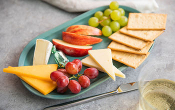 Alaska Airlines' fruit and cheese platter.