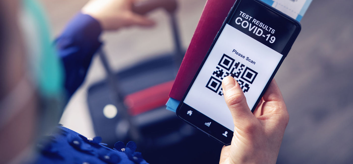 Image: Application mobile affichant le code QR lié aux résultats du test COVID-19 du voyageur. (Photo via iStock/Getty Images Plus/ronstik)