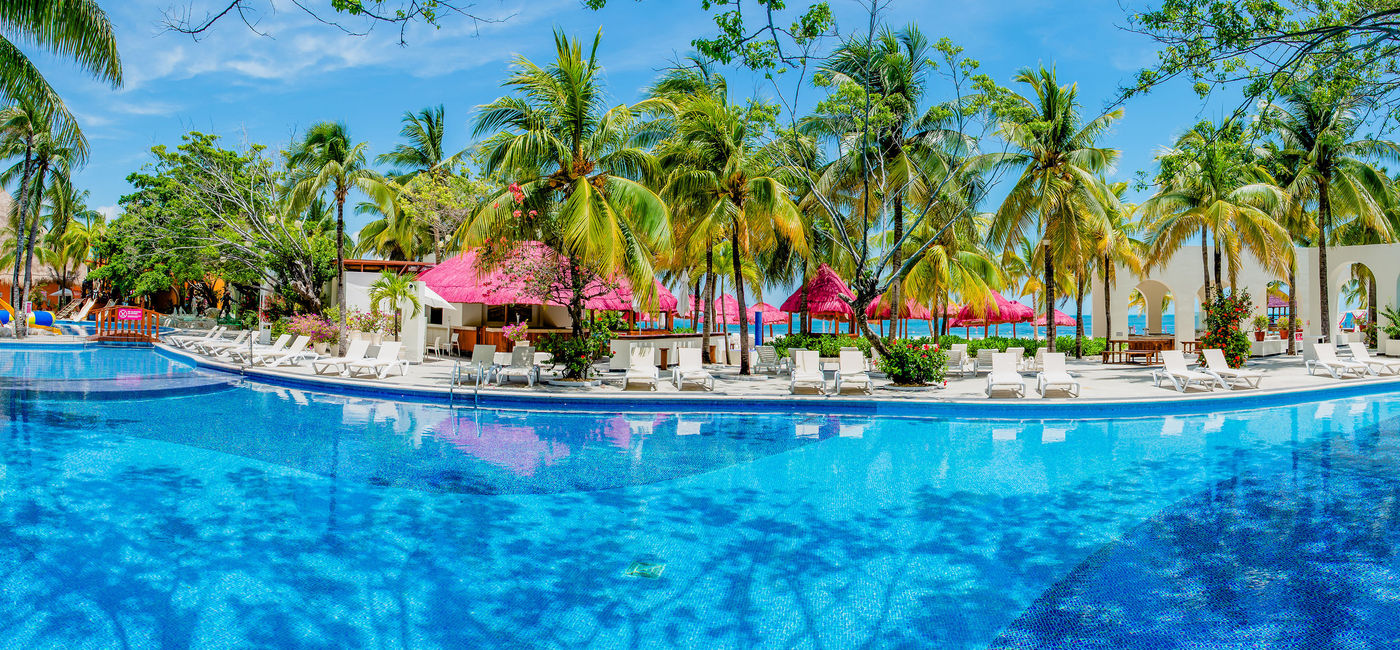 Image: Pool area at Grand Oasis Palm (photo via Oasis Hotels & Resorts)