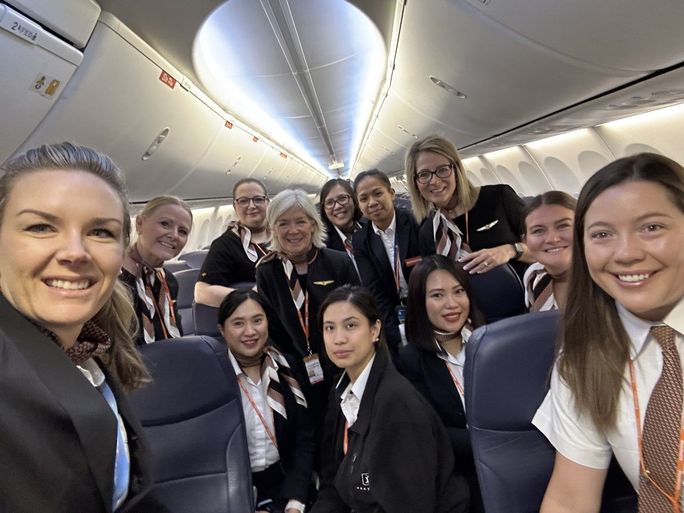 Sunwing all-female crew from Winnipeg Sunwing celebrates Int'l Women's Day