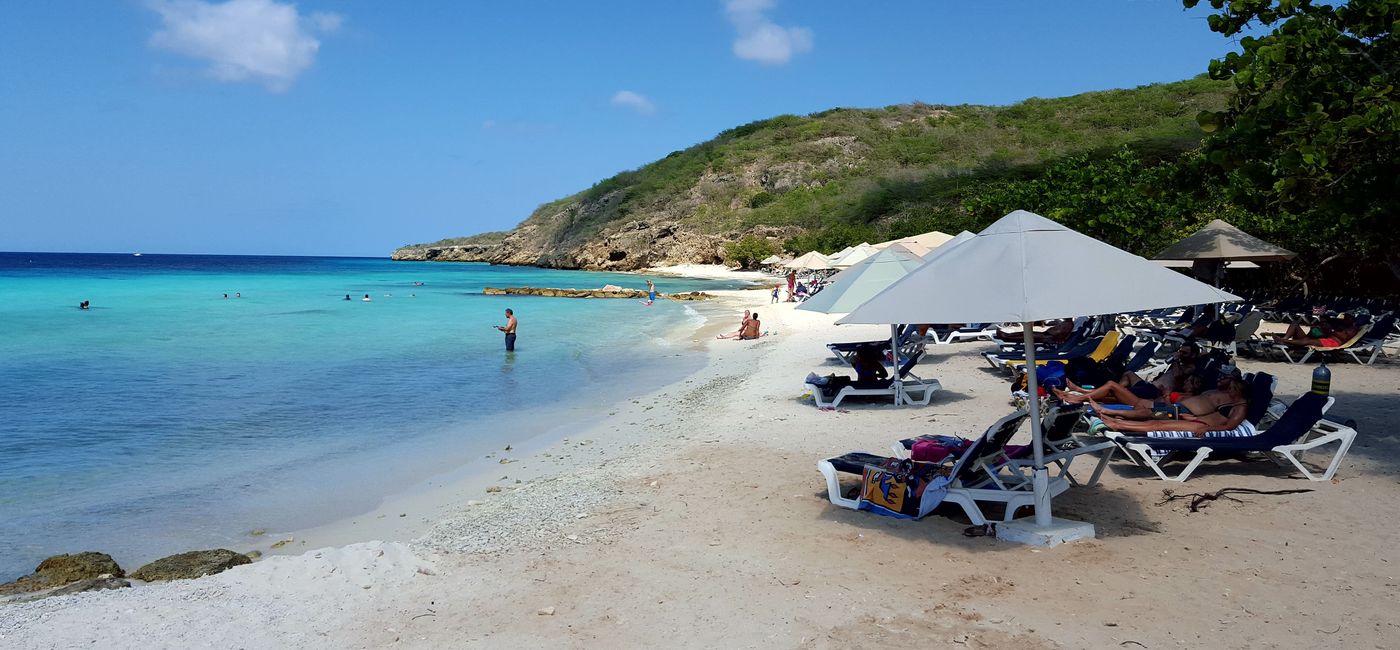 Image: Tourists in Curaçao. (Photo by Brian Major)