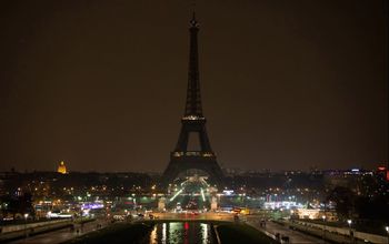 eiffel tower dark