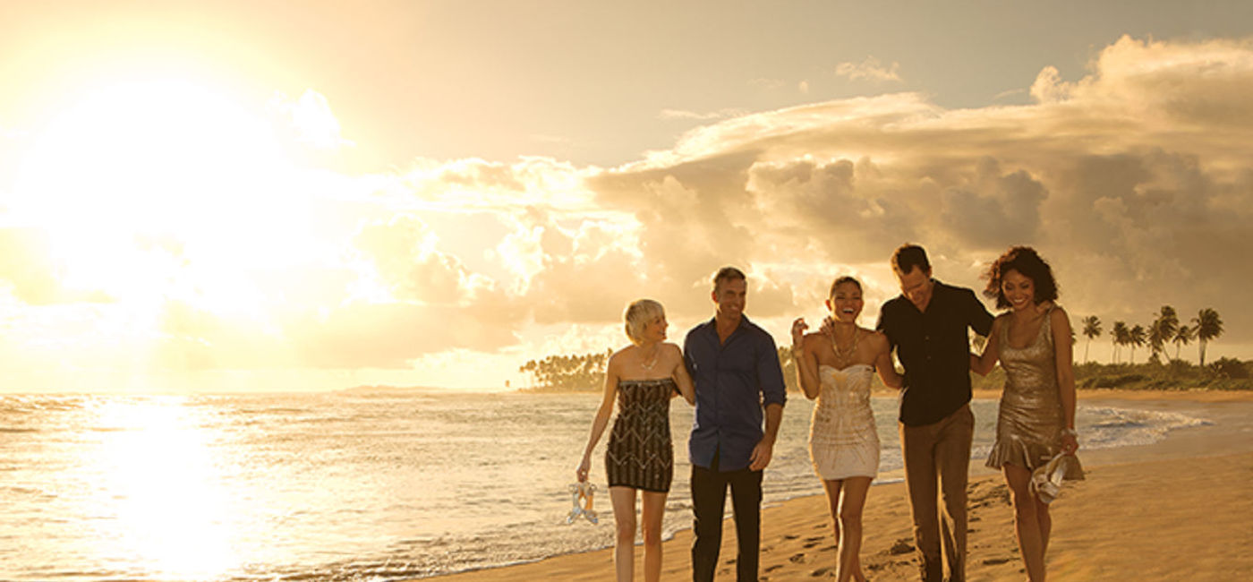 Image: PHOTO: Friends walking on the beach at Breathless Punta Cana. (photo via AMResorts)