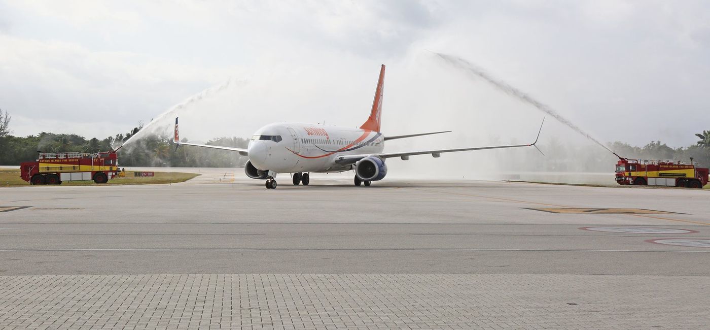 Image: Sunwing plane arrives on Grand Cayman. (Sunwing Media License)