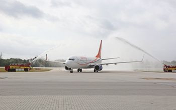 Sunwing plane arrives on Grand Cayman